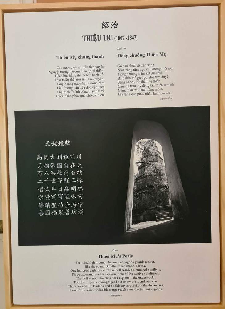 Bài thơ của vua Thiệu Trị được trưng bày trong triển lãm hai bộ sách thơ thiền Việt Nam - Ảnh: NHẬT LINH
