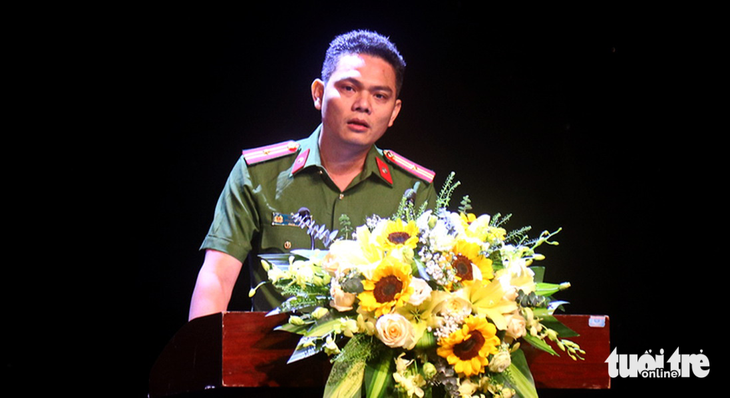 Thiếu tá Trần Duy Hiển, phó giám đốc Trung tâm Dữ liệu dân cư quốc gia, Cục Cảnh sát quản lý hành chính về trật tự xã hội (C06, Bộ Công an), thông tin tại hội nghị - Ảnh: DANH TRỌNG