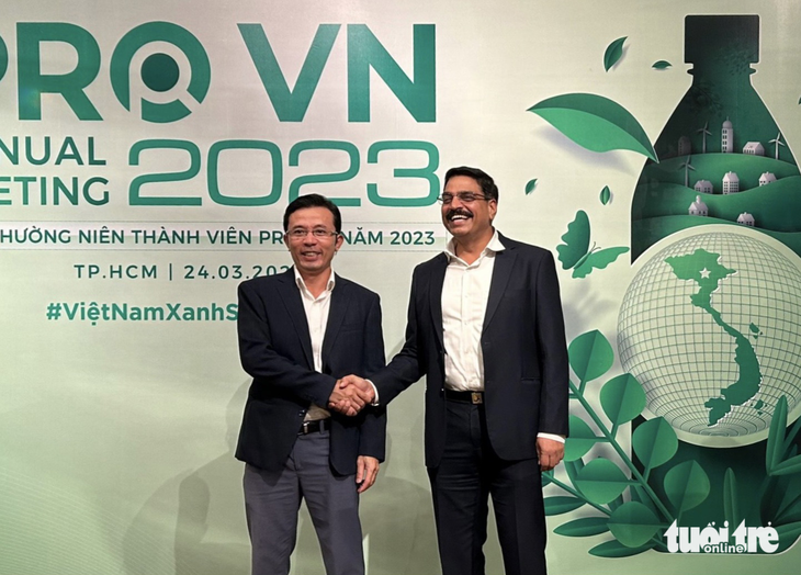 Phó tổng biên tập Tuổi Trẻ Trần Xuân Toàn trao đổi với ông Vinay Bhardwaj - Tổng Giám đốc của Indorama Ventures Ngọc Nghĩa Việt Nam bên lề sự kiện - Ảnh: QUANG ĐỊNH