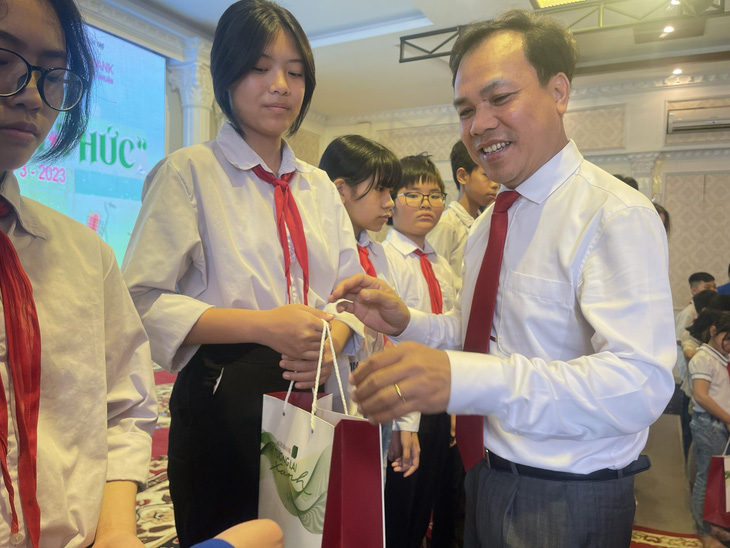 Trao học bổng Gieo mầm tri thức cho 200 học trò nghèo Hải Dương - Ảnh 3.