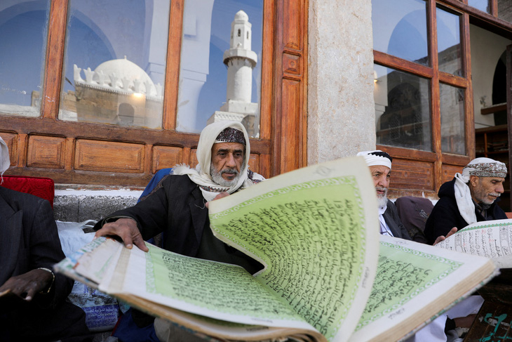 Các tín đồ đọc kinh Koran tại đền thờ Grand Mosque ở Sanaa, Yemen ngày 22-3, ngày bắt đầu tháng chay Ramadan năm nay của người Hồi giáo - Ảnh: REUTERS