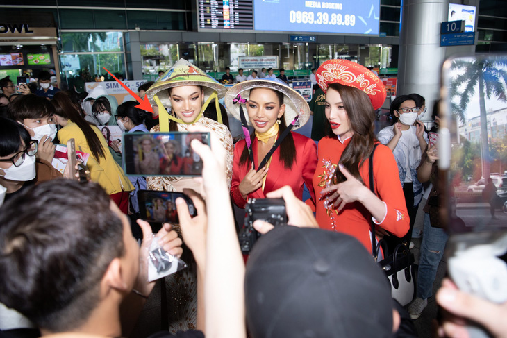 Hoa hậu Hòa bình cấp tỉnh Thái Lan khiến dân mạng khẩu chiến vì mặc áo dài hở hang - Ảnh 1.