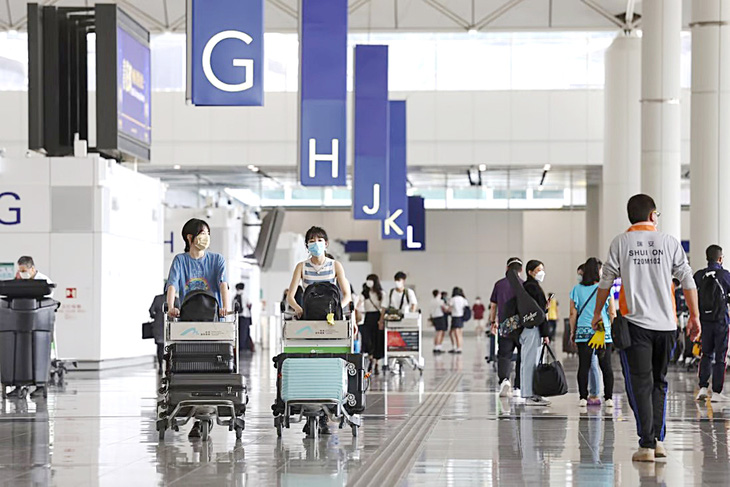 Các chuyên gia phân tích lạc quan về khả năng Hong Kong có thể giành lại vị thế là trung tâm hàng không lớn của châu Á - Thái Bình Dương sau khi các quy định hạn chế phòng COVID-19 được gỡ bỏ. Trong ảnh: một sân bay tại Hong Kong - Ảnh: SCMP