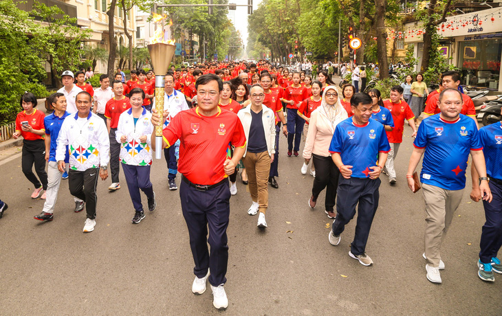 Nguyễn Thị Huyền cùng 200 VĐV Việt Nam rước đuốc SEA Games 32 - Ảnh 3.