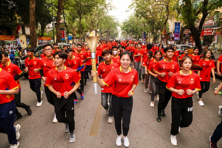 Nguyễn Thị Huyền cùng 200 VĐV Việt Nam rước đuốc SEA Games 32 - Ảnh 1.