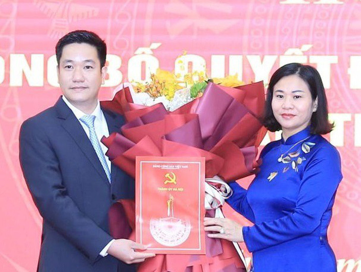 Phó bí thư Thường trực Thành ủy Nguyễn Thị Tuyến trao quyết định cho ông Nguyễn Huy Cường - Ảnh: UBND TP Hà Nội