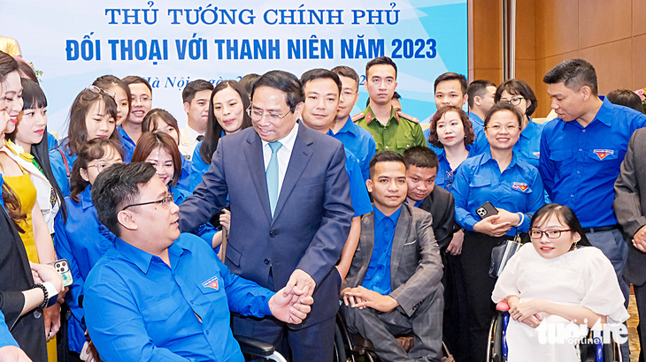 Thủ tướng Phạm Minh Chính trò chuyện với các bạn thanh niên bên lề buổi đối thoại - Ảnh: NAM TRẦN