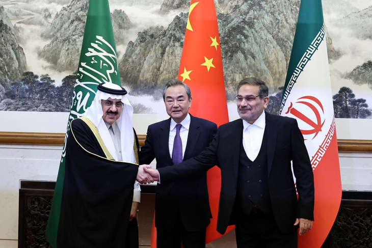 Quan chức Saudi Arabia, Trung Quốc và Iran chụp ảnh sau cuộc họp ở Bắc Kinh ngày 10-3 - Ảnh: REUTERS