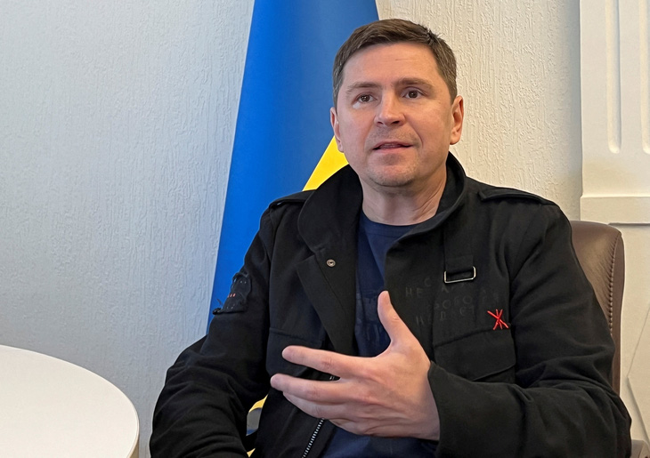 Ông Mykhailo Podolyak, cố vấn của Tổng thống Ukraine Volodymyr Zelensky - Ảnh: REUTERS