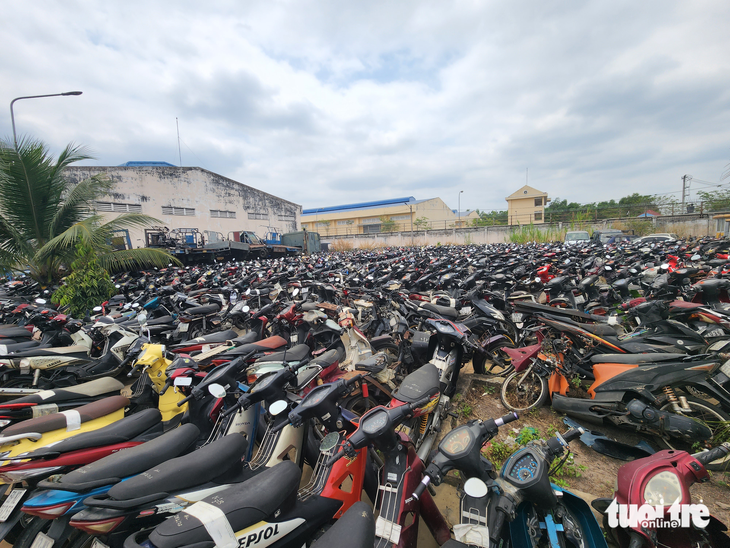 Kho tang tài vật vi phạm giao thông tại xã Lê Minh Xuân, huyện Bình Chánh là kho lớn nhất của Phòng cảnh sát giao thông đường bộ - đường sắt (PC08) Công an TP.HCM. Kho rộng khoảng 20.000m2, nơi đây đang chứa khoảng 17.000 xe - Ảnh: Lực lượng chức năng cung cấp