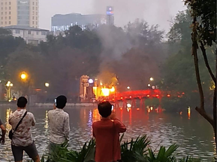 Cháy gần cầu Thê Húc, hồ Gươm - Ảnh 1.