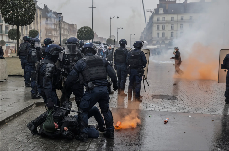 Cảnh sát Pháp đụng độ với người biểu tình hôm 22-3 - Ảnh: AP