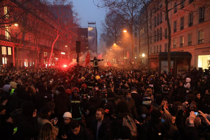 Người biểu tình tại thủ đô Paris hôm 23-3 - Ảnh: AP