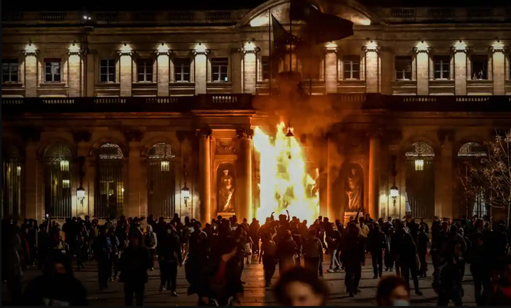 Lối vào tòa thị chính ở thành phố Bordeaux bị đốt cháy - Ảnh: SHUTTERSTOCK