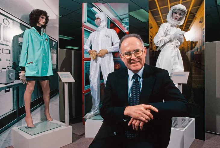 Ông Gordon Moore tại trụ sở của Intel, công ty ông đồng sáng lập năm 1968 - Ảnh: Alamy