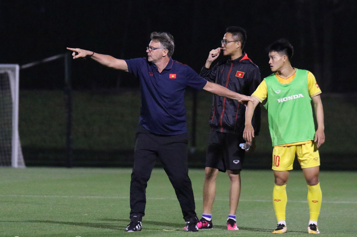 HLV Troussier yêu cầu U23 Việt Nam chơi nhanh hơn nữa - Ảnh 1.