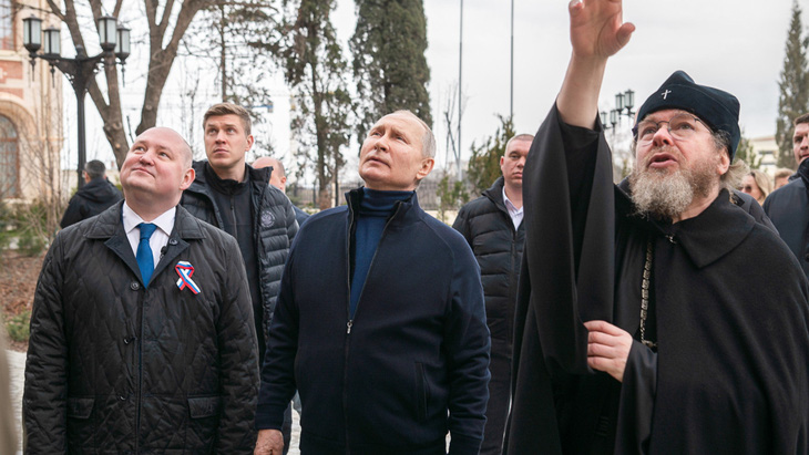 Ông Putin đi thăm Mariupol. Ảnh: Tass