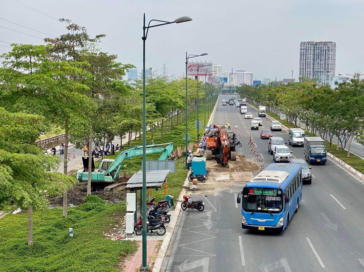 Bể ống nước trên đường Phạm Văn Đồng, nhiều quận nguy cơ mất nước - Ảnh 1.