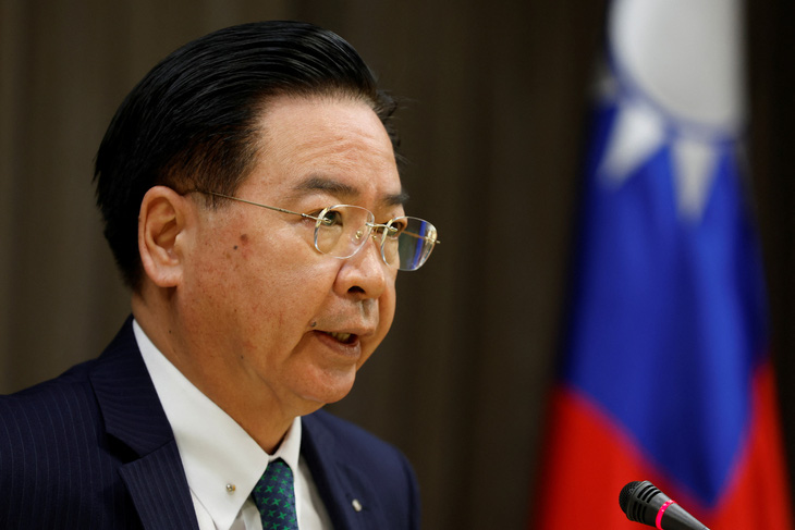 Ông Ngô Chiêu Tiếp, người phụ trách vấn đề ngoại giao của Đài Loan tại cuộc họp báo xác nhận cắt đứt quan hệ ngoại giao với Honduras ngày 26-3-2023 - Ảnh: REUTERS.
