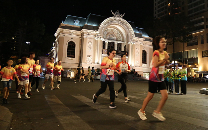 4.000 người chạy đêm giải District 1 Midnight Run ở trung tâm TP.HCM