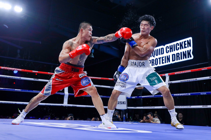 Bản lĩnh Trương Đình Hoàng (găng đỏ) chiến thắng trước Baek Dae Hyun để bảo vệ thành công đai WBA châu Á hạng super middleweight - Ảnh: H.T