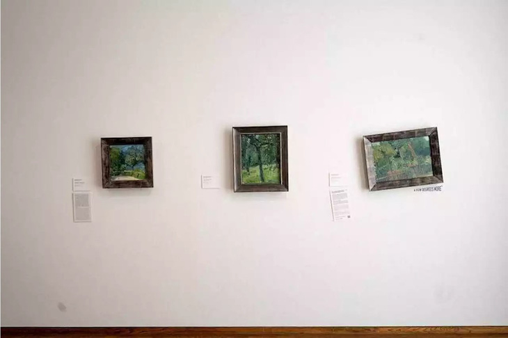 Trong hình là các tác phẩm của họa sĩ Richard Gerstl chụp ngày 22-3 tại bảo tàng Leopold ở Vienna, Áo. Bảo tàng Leopold đã treo nghiêng 15 bức tranh theo độ nghiêng được dự báo là hậu quả của biến đổi khí hậu sẽ tác động lên các khu vực được vẽ trong tranh - Ảnh: AFP
