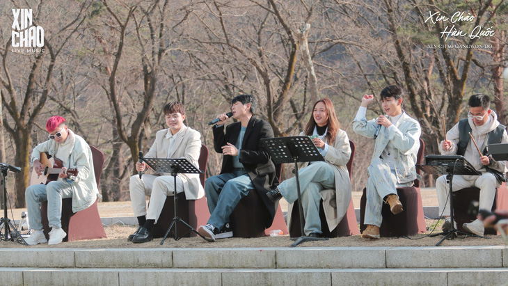 Nàng thơ của Sơn Tùng M-TP ngồi hát ca bềnh bồng ở Hàn Quốc - Ảnh 4.