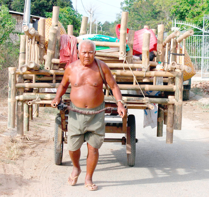 Ông lão 86 tuổi vẫn bền bỉ mỗi ngày “kéo làng nghề” đi hàng chục km - Ảnh: TIẾN TRÌNH