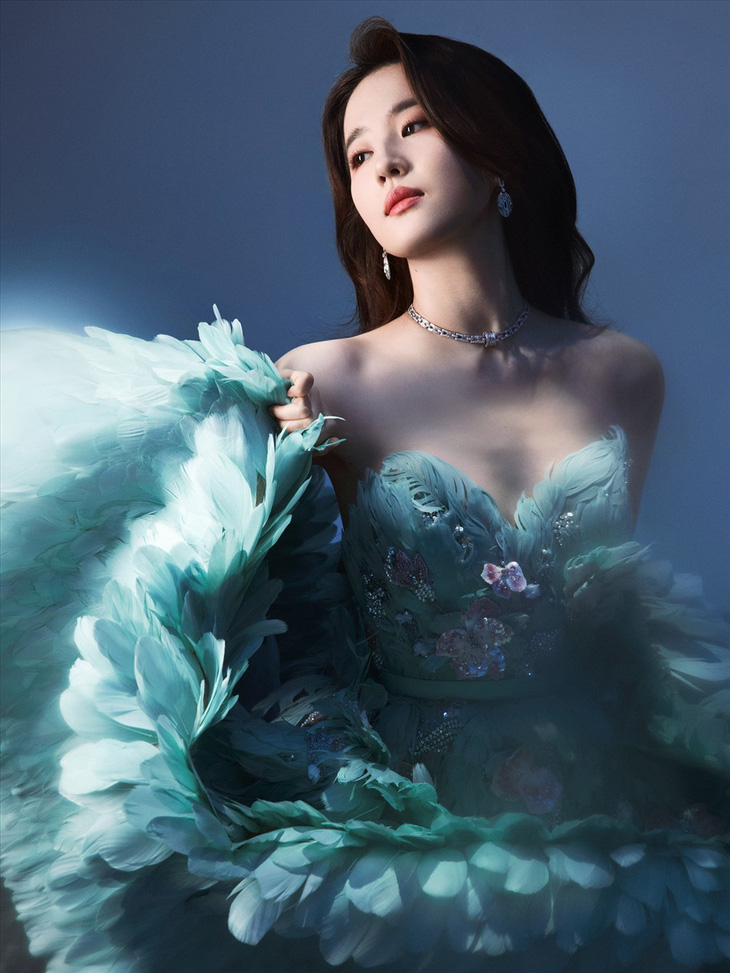 Lưu Diệc Phi diện váy khổng tước hút hơn 600 triệu lượt xem - Ảnh 2.