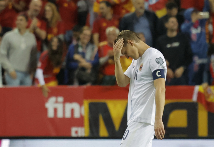 Nỗi thất vọng của Martin Odegaard sau trận thua của Na Uy - Ảnh: REUTERS