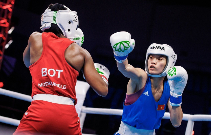 Nguyễn Thị Tâm (phải) đang thi đấu ấn tượng ở Giải boxing nữ vô địch thế giới - Ảnh: IBA