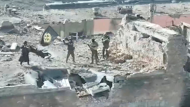 Hình ảnh cắt từ video của Wagner khoe các tay súng của nhóm này phất cờ Wagner trên nóc một tòa nhà vừa chiếm được ở Bakhmut, Ukraine. Video được công bố ngày 2-3 - Ảnh: REUTERS