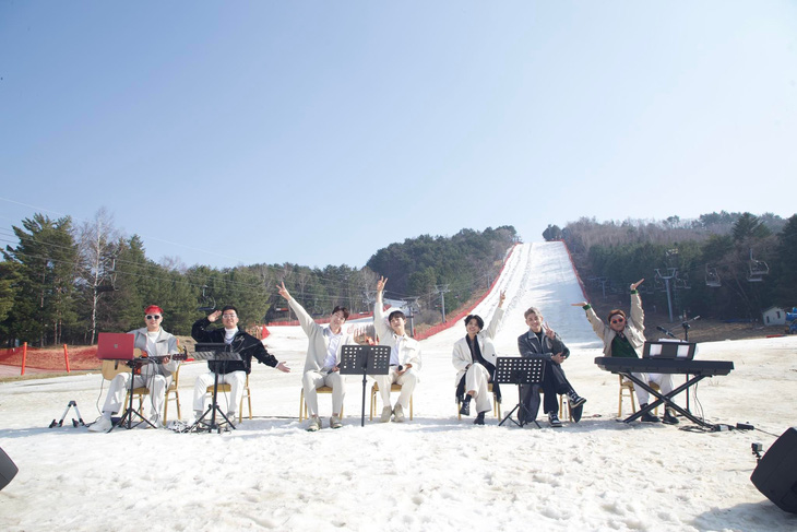Các nghệ sĩ ghi hình tại núi tuyết YongPyong - nơi tổ chức Thế vận hội Olympic mùa đông PyeongChang 2018.