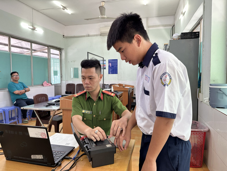 TP.HCM cấp căn cước công dân cho học sinh cả ngày lẫn đêm - Ảnh 2.