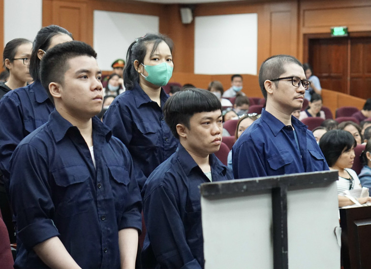 Nguyễn Thái Luyện (bìa trái) và các bị cáo tại phiên toà phúc thẩm - Ảnh: TUYẾT MAI