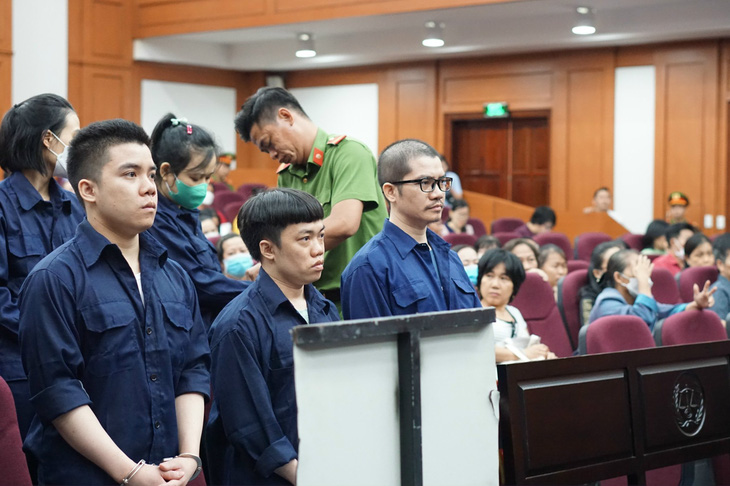 Các bị cáo vụ Alibaba tại phiên tòa phúc thẩm sáng 27-3 - Ảnh: TUYẾT MAI