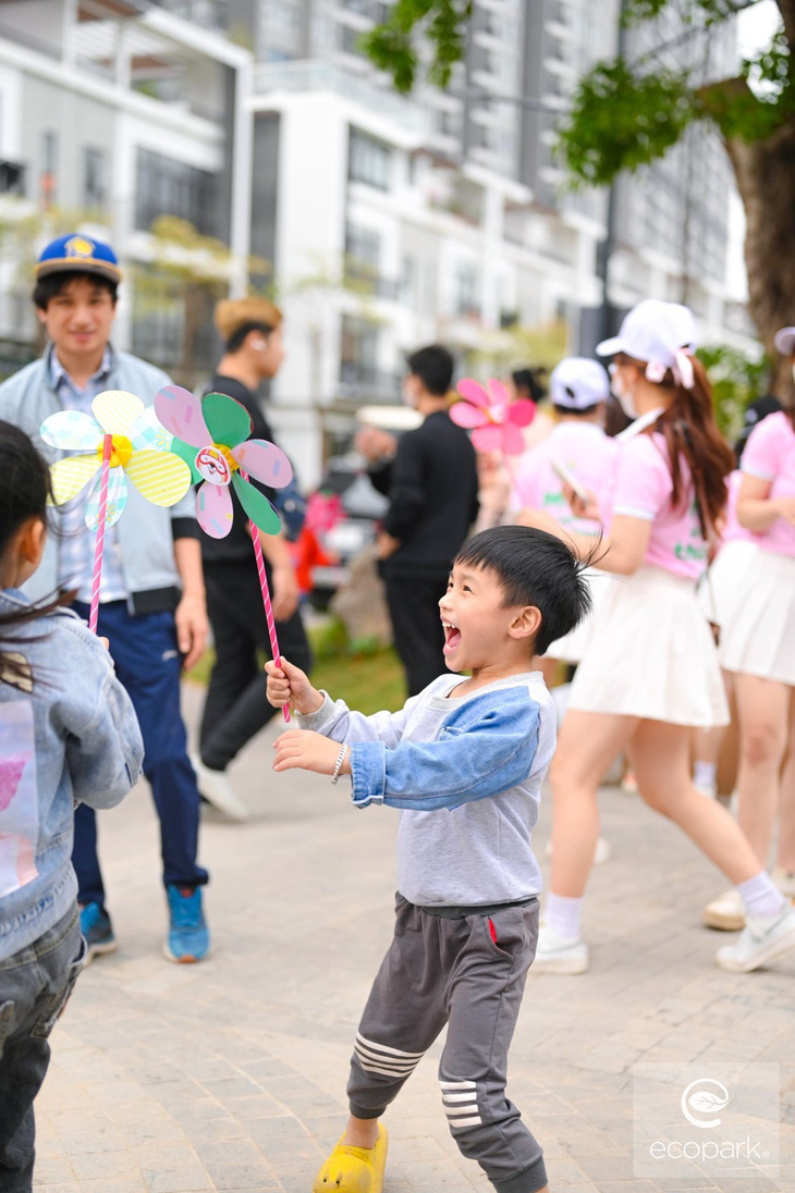 Nụ cười rạng rỡ khi chơi với chiếc chong chóng đáng yêu