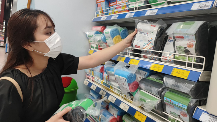 Tối 26-3, chị Nga tìm mua sản phẩm túi tự hủy đang được giảm giá tại Co.opmart Chu Văn An - Ảnh: QUANG BẢO