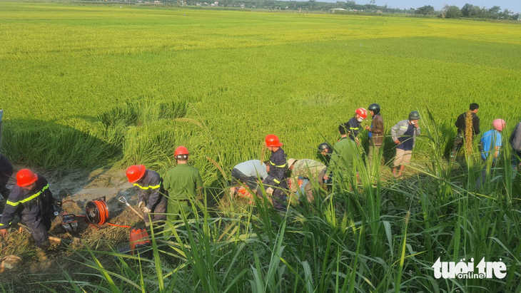 Xe khách lật khi lao xuống ruộng, tài xế tử vong - Ảnh 1.