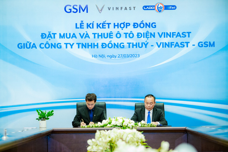 Ông Nguyễn Văn Thanh - tổng giám đốc Công ty GSM kiêm phó tổng giám đốc VinFast Việt Nam và ông Nguyễn Ngọc Đồng - tổng giám đốc Công ty TNHH Đồng Thúy  ký kết hợp đồng mua và thuê xe ô tô điện VinFast - Ảnh: Đ.H