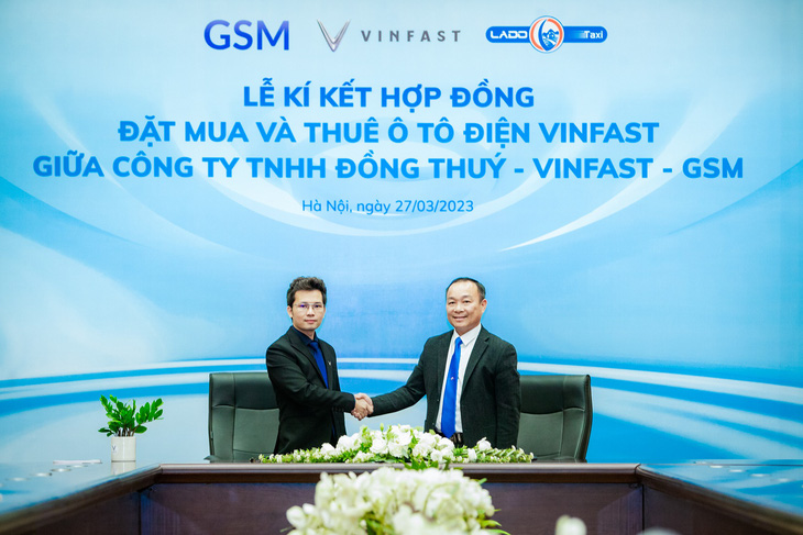 Ông Nguyễn Văn Thanh - tổng giám đốc Công ty GSM kiêm phó tổng giám đốc VinFast Việt Nam và ông Nguyễn Ngọc Đồng - tổng giám đốc Công ty TNHH Đồng Thúy ký kết hợp đồng mua và thuê xe ô tô điện VinFast - Ảnh: Đ.H