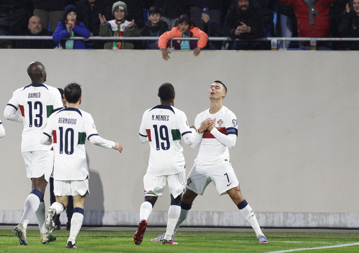 Ronaldo ăn mừng sau khi lập cú đúp vào lưới Luxembourg - Ảnh: REUTERS
