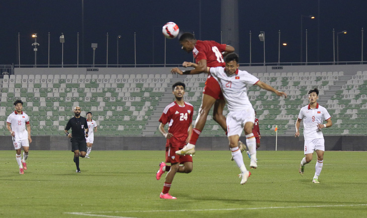 Các tuyển thủ U23 Việt Nam hoàn toàn thất thế trong các pha tranh chấp tay đôi trước U23 UAE - Ảnh: VFF