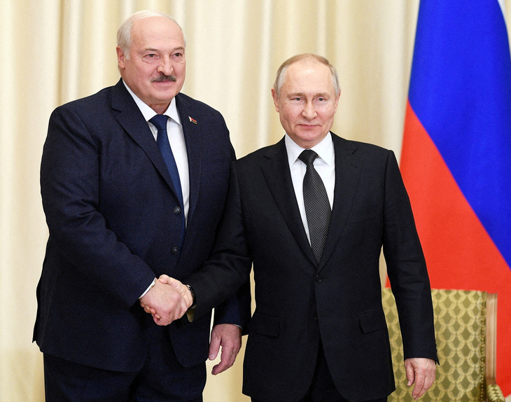 Tổng thống Nga Vladimir Putin (phải) gặp Tổng thống Belarus Alexander Lukashenko tại Nga hôm 17-2 - Ảnh: REUTERS