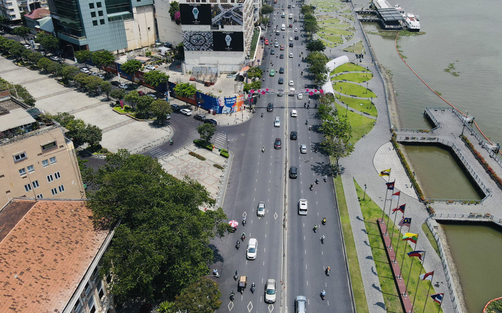 Khảo sát vị trí xây cầu bộ hành nối phố đi bộ Nguyễn Huệ và bến Bạch Đằng