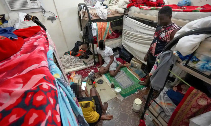 Các lao động từ châu Phi chen chúc trong một căn hộ chung cư nhỏ ở thủ đô Doha, Qatar - Ảnh: THE GUARDIAN