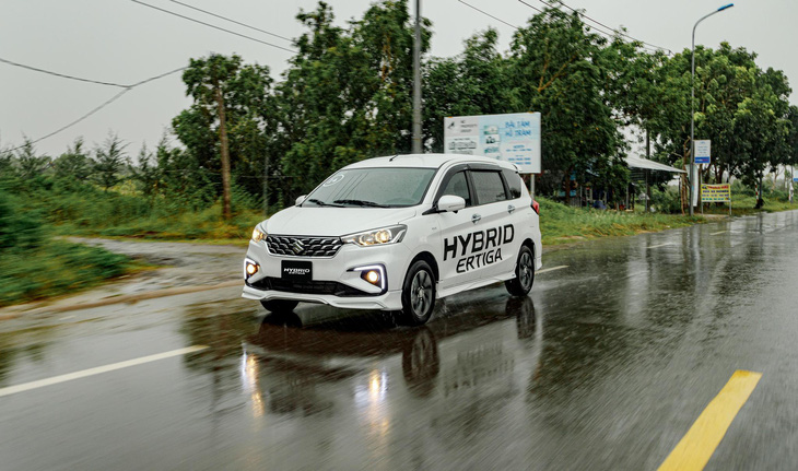 Mẫu xe Hybrid Ertiga với trang bị công nghệ SHVS mới giúp xe tiết kiệm nhiên liệu, gọn nhẹ hơn và vận hành hiệu quả, có giá chỉ từ 539 triệu đồng