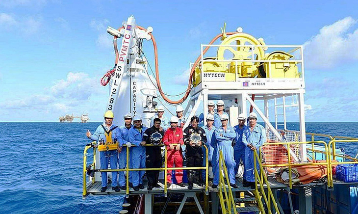 Thợ lặn cùng giám thị lặn, nhân viên hỗ trợ trong chuyến tác nghiệp ngoài giàn khoan dầu khí