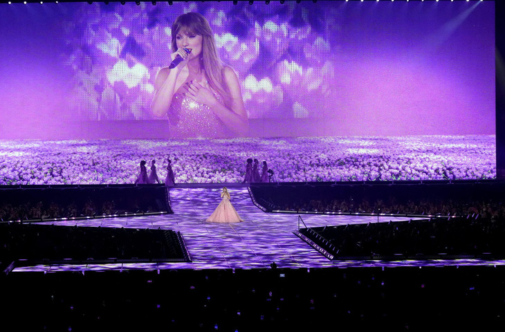 Taylor Swift bơi lội như tiên cá trong show diễn để đời The Eras tour - Ảnh 1.