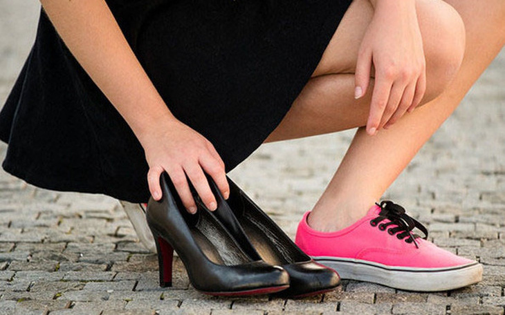 Vì sao nhiều người thừa cân béo phì cảm giác có vật lạ trong giày?